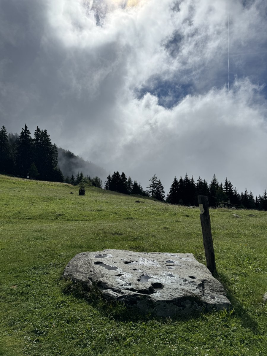 Géobiologie, pierre à cupules, valais, énergies